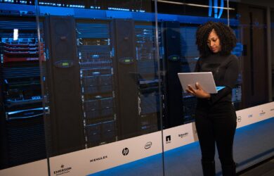 Systeembeheerder beheert servers en endpoints vanaf een centrale beheeromgeving op een laptop