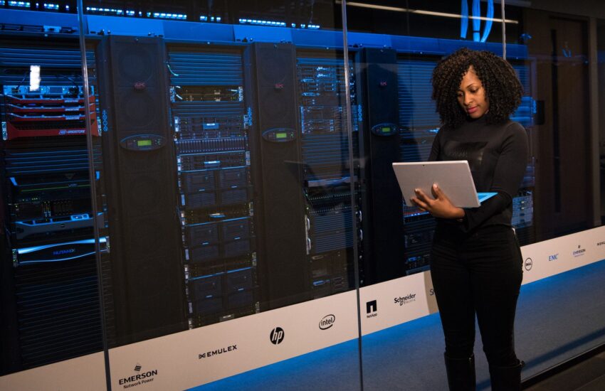 Systeembeheerder beheert servers en endpoints vanaf een centrale beheeromgeving op een laptop