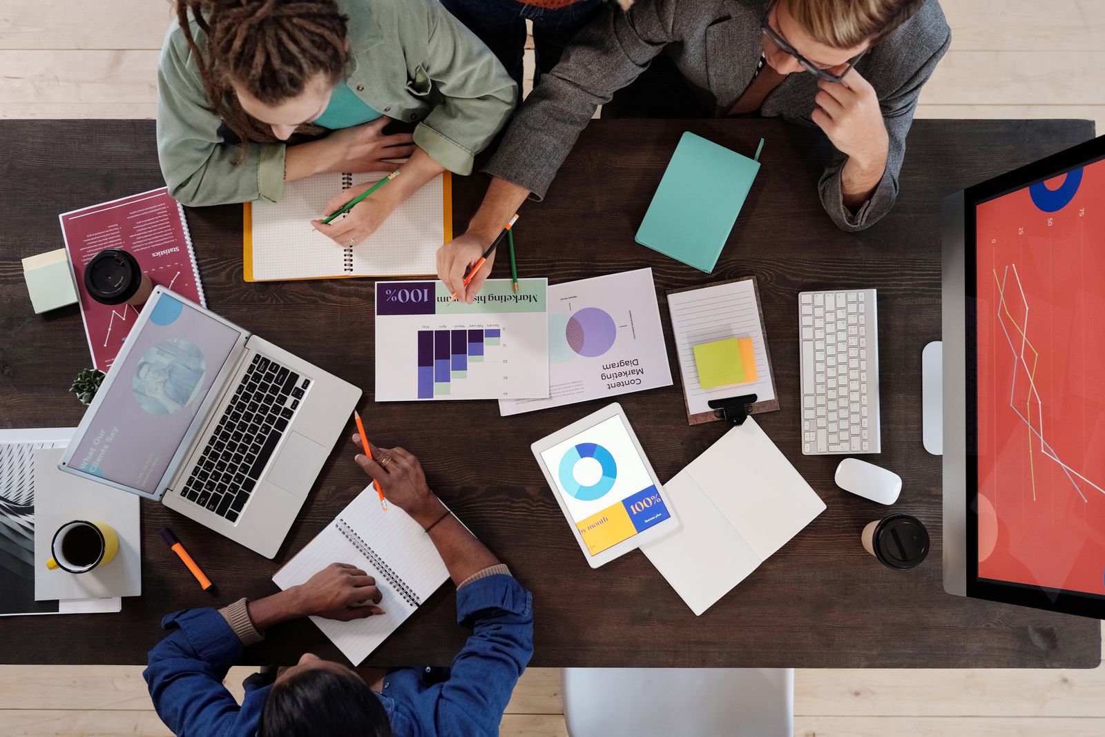 Team berekent de licentiekosten voor beveiligingssoftware aan een vergadertafel